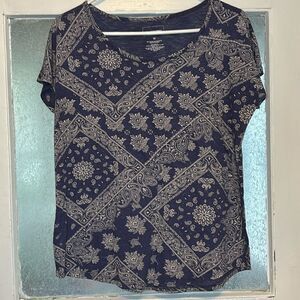 Sonoma Women’s Blue and White bohemian patterned short sleeve T-shirt size m